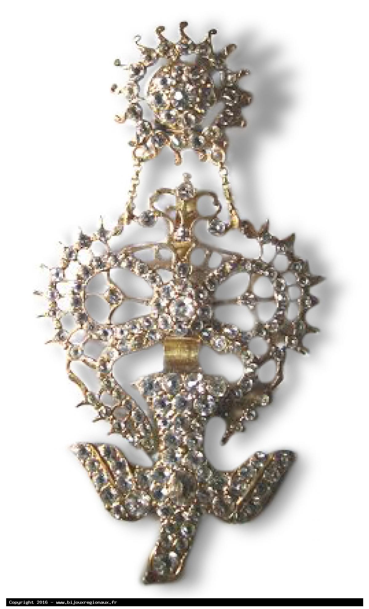 Médaillon plaqué or 7 carats et émeraude naturelle ovale sertie Panch Dhatu Pour la fabrication de bijoux 